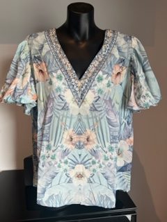 GEMS BY LORRAINE TOP IN PALE BLUE PALM PRINT